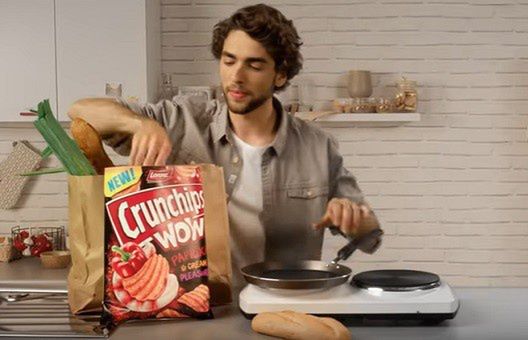 Ostry charakter chipsów w nowej reklamie Crunchips Wow (wideo)