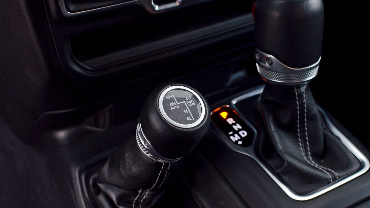 Tak należy holować Jeepa Wranglera. Skrzynia biegów musi być... zablokowana