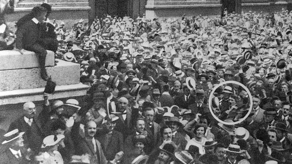 Adolf Hitler 1914National Socialist leader and later Imperial Chancellor Adolf Hitler gives a speech on the occasion of the outbreak of World War I in Munich on the 2nd of August in 1914. 
Dostawca: PAP/DPAdpa DENA.Politik, .Personen, .Geschichte, .I.Weltkrieg, kundgebung, menschenmenge, Politics, POL, People, history