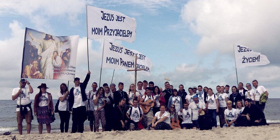 Grupa ewangelizacyjna na nadbałtyckiej plaży