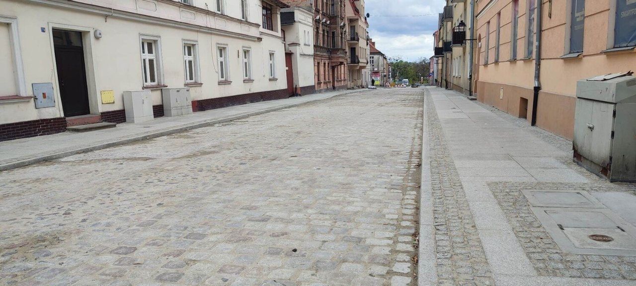 Sławomir C. trzykrotnie celowo strzelił w głowę kota z wiatrówki i uszkodził mu mózg. Do wydarzeń doszło na starówce w Chełmnie, przy ul. Wodnej. Nie pomogła apelacja prokuratury: Sąd Okręgowy w Toruniu podtrzymał w mocy wyrok, skazujący mężczyznę za zabicie zwierzęcia tylko na dwa miesiące więzienia.