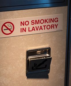 Zakaz palenia w samolocie. Dlaczego są w nim popielniczki?