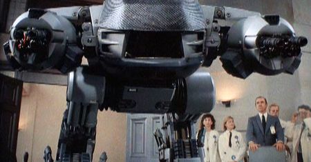 Policyjny droid z "RoboCopa", czyli jak twórczo wykorzystać złom [wideo]