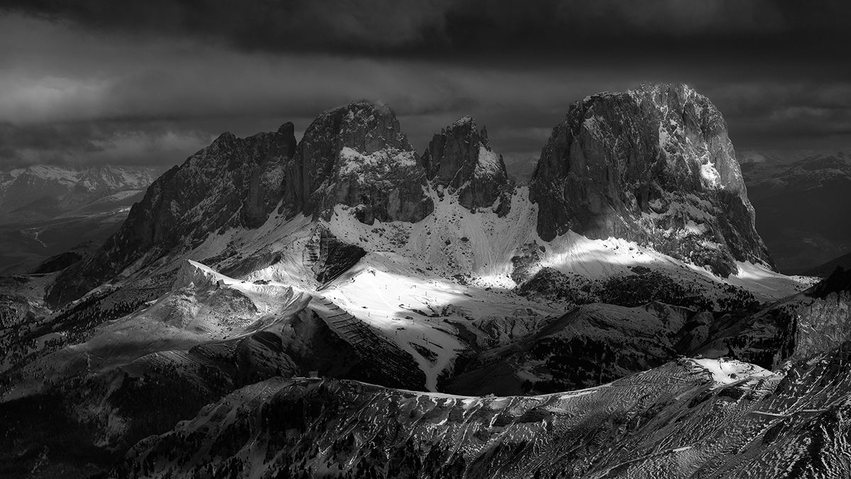 Monumentalne czarno-białe Dolomity na zdjęciach Przemysława Kruka 1