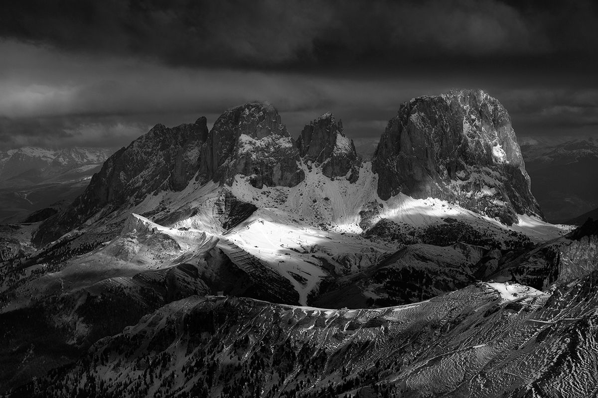 Monumentalne czarno-białe Dolomity na zdjęciach Przemysława Kruka