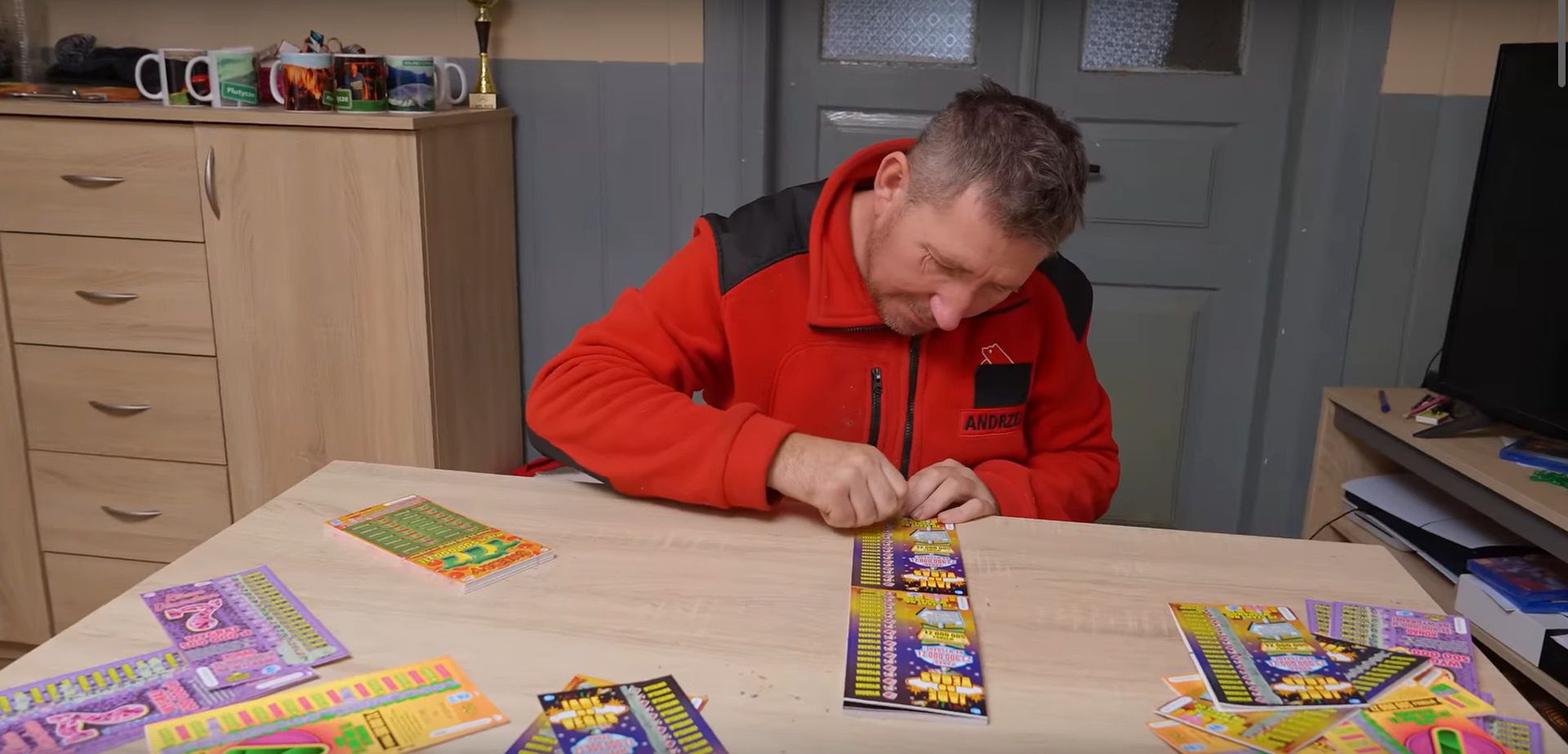 Andrzej z Plutycz z "Rolnicy. Podlasie" zdrapuje kupony