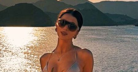 Roksana Węgiel pozuje w srebrnym bikini na omańskich skałach, dzierżąc w dłoni kokosa (ZDJĘCIA)