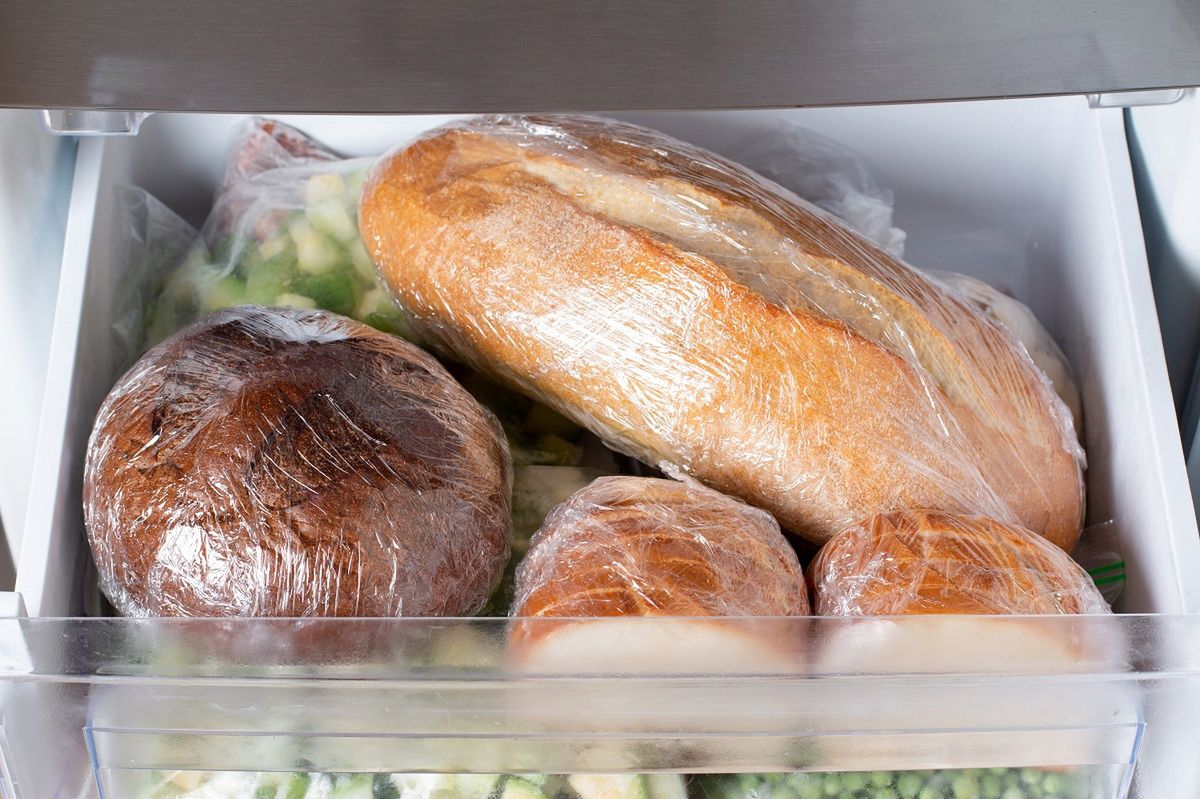 Ten trik sprawi, że twój zamrożony chleb będzie smakował jak prosto z pieca