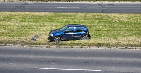 Nieostrożny manewr i bum! Zatarasowali ruch pod wiaduktem w Lublinie [ZDJĘCIA]