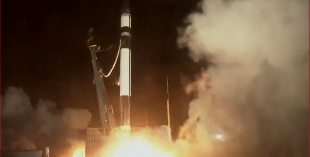 Start rakiety Electron wynoszącej satelitę NROL-162.