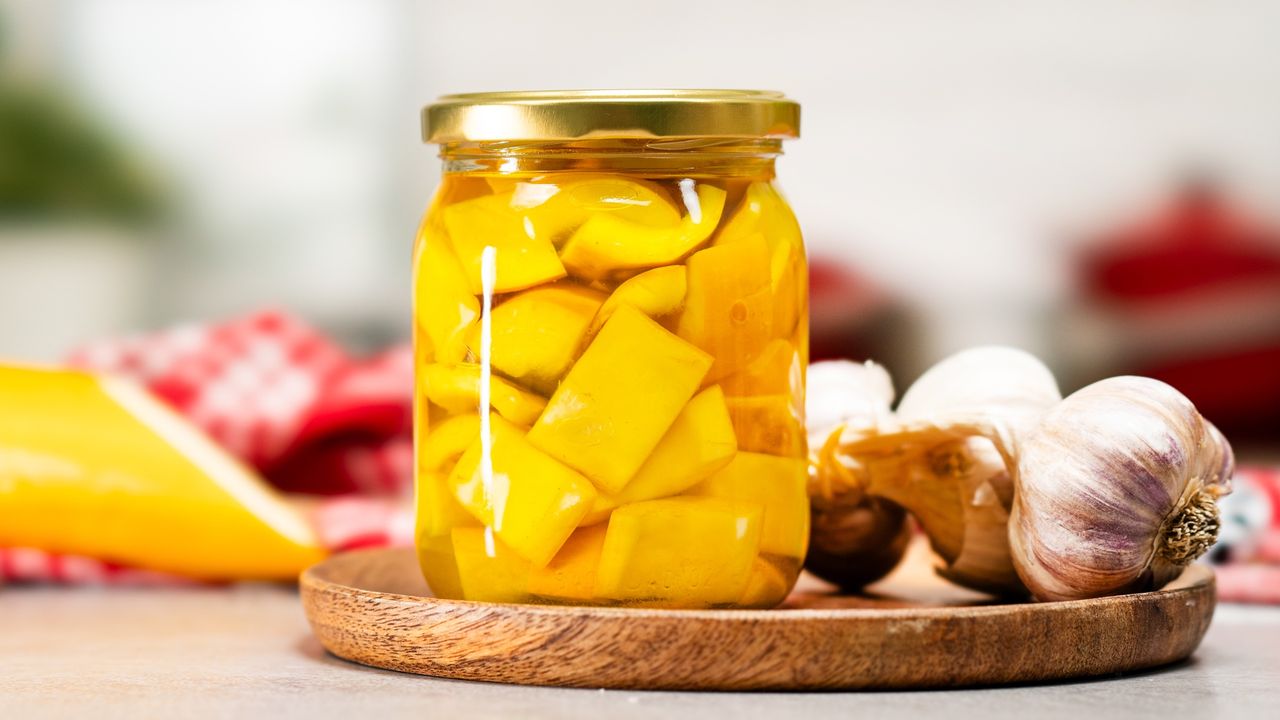 Wygląda jak ananas, a to zwykła cukinia. Ten patent do słoików zachwyca