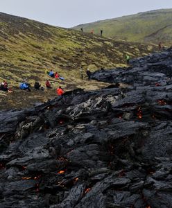 Turyści szturmują wulkan na Islandii. Niektórzy grillują kiełbaski nad lawą