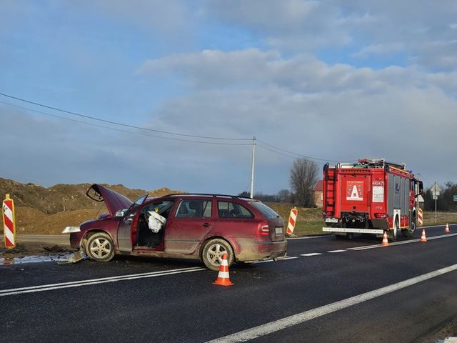 Groźny wypadek na krajowej „9”. Dwie ranne osoby, dwa rozbite auta [Foto]