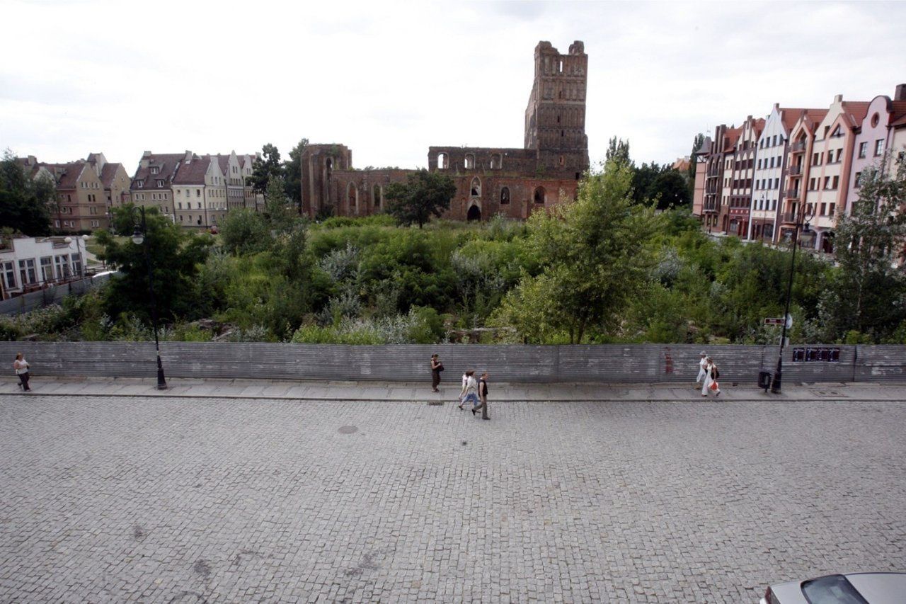 Spory teren w sercu starówki