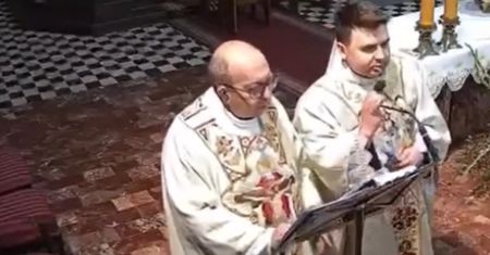 Sceny w Boże Ciało. Drugi ksiądz nagle podszedł do mikrofonu
