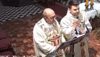 Sceny w Boże Ciało. Drugi ksiądz nagle podszedł do mikrofonu