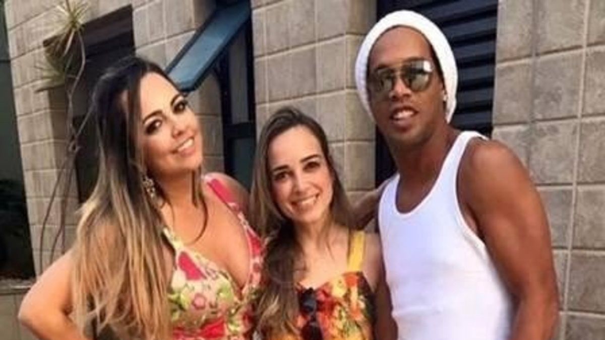 Ronaldinho w towarzystwie dwóch partnerek