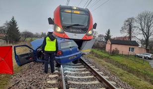 Koszmarny wypadek na przejeździe kolejowym. Nie żyje kierowca volkswagena