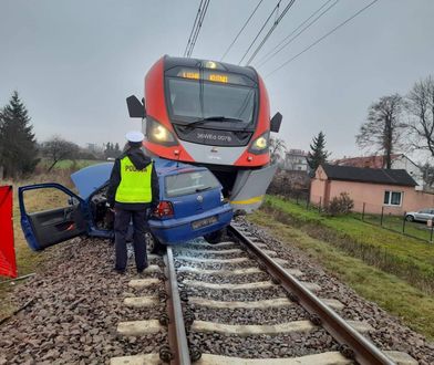 Koszmarny wypadek na przejeździe kolejowym. Nie żyje kierowca volkswagena