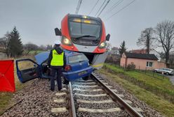 Koszmarny wypadek na przejeździe kolejowym. Nie żyje kierowca volkswagena