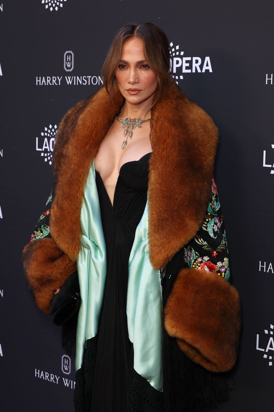Jennifer Lopez hipnotyzuje głębokim dekoltem w operze
