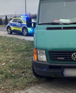 Kobieta wypadła z auta. Policja ukarała męża