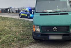 Kobieta wypadła z auta. Policja ukarała męża