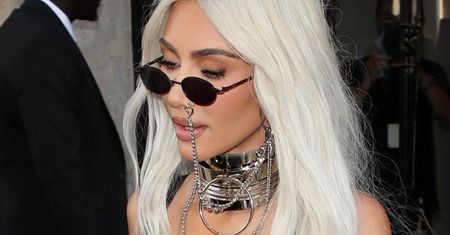 Córka Kim Kardashian zaskoczyła fotorepotrerów. Nagle wyciągnęła w ich stronę kartkę