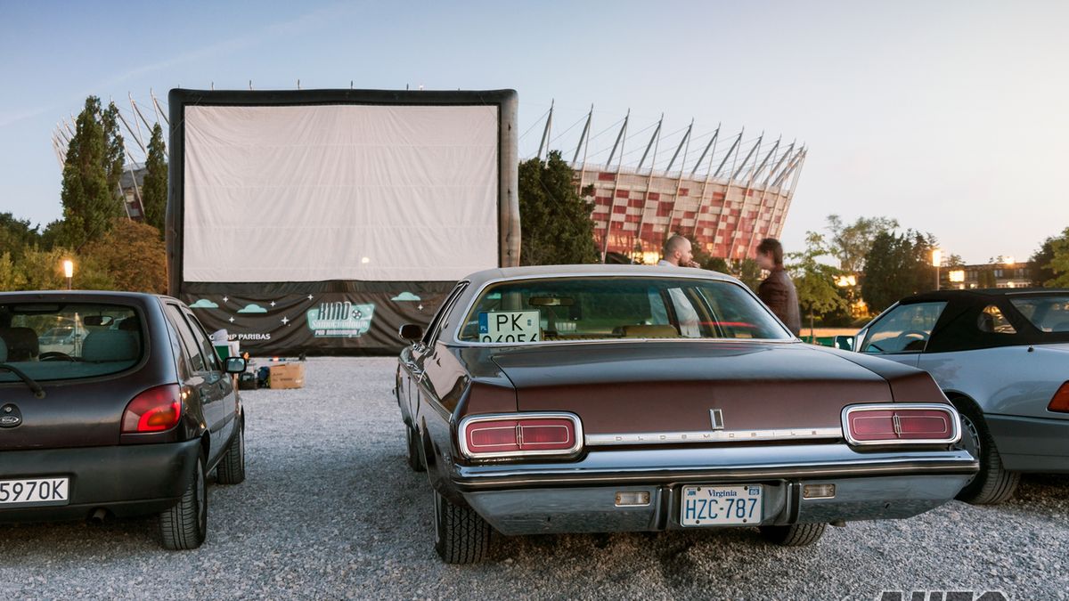 Już w przyszłym tygodniu w czwartek wielki finał tegorocznego kina samochodowego. Z żalem pożegnamy świetny cykl tak ważny dla szerzenia w Polsce kultury automobilistycznej. Mamy jednak nadzieję, że kino powróci w przyszłym roku w równie dobrej formie.