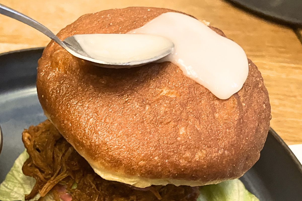 Pączki z mięsem można polać słodkim lukrem – kto się skusi?