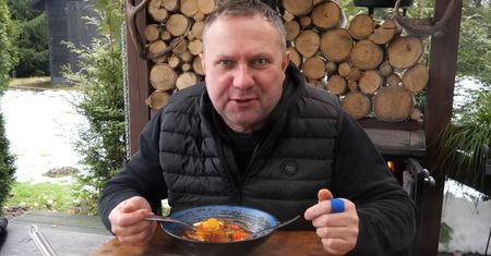 Tomasz Strzelczyk pokazał, jak zrobić duszone żeberka. Coś wspaniałego!