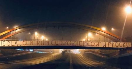 "Nie dla centrum cudzoziemców w Płocku" - ktoś zawiesił baner na wiadukcie