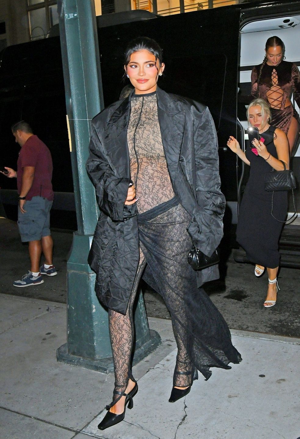 Kylie Jenner odsłania ciążowy brzuszek na fashion weeku w Nowym Jorku 