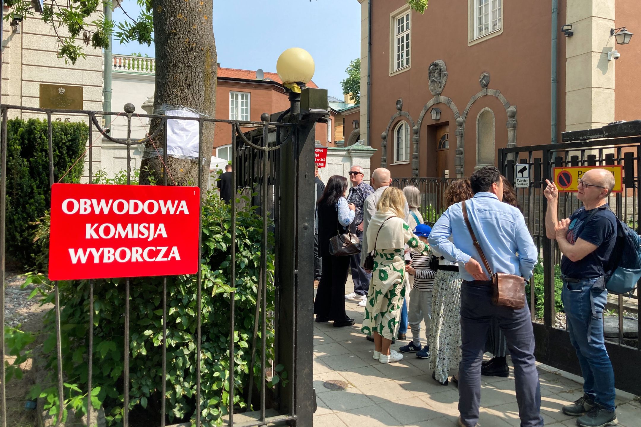 Sztokholm, Szwecja, 01.06.2025. Wybory prezydenta RP - II tura. Kolejka chętnych do głosowania w ambasadzie RP w Sztokholmie, 1 bm. W Szwecji do głosowania w drugiej turze w wyborach prezydenta RP zgłosiło się o ponad 30 proc. osób więcej niż do udziału w pierwszej. Trwa głosowanie w II turze wyborów prezydenta RP. Do jego zakończenia obowiązuje cisza wyborcza. (mr) PAP/Daniel Zyśk ***Do tego materiału zdjęciowego dostępna jest również depesza w systemie CSI, pt.: Szwecja/ O 30 proc. więcej chętnych do głosowania w drugiej turze wyborów prezydenta RP niż w pierwszej***