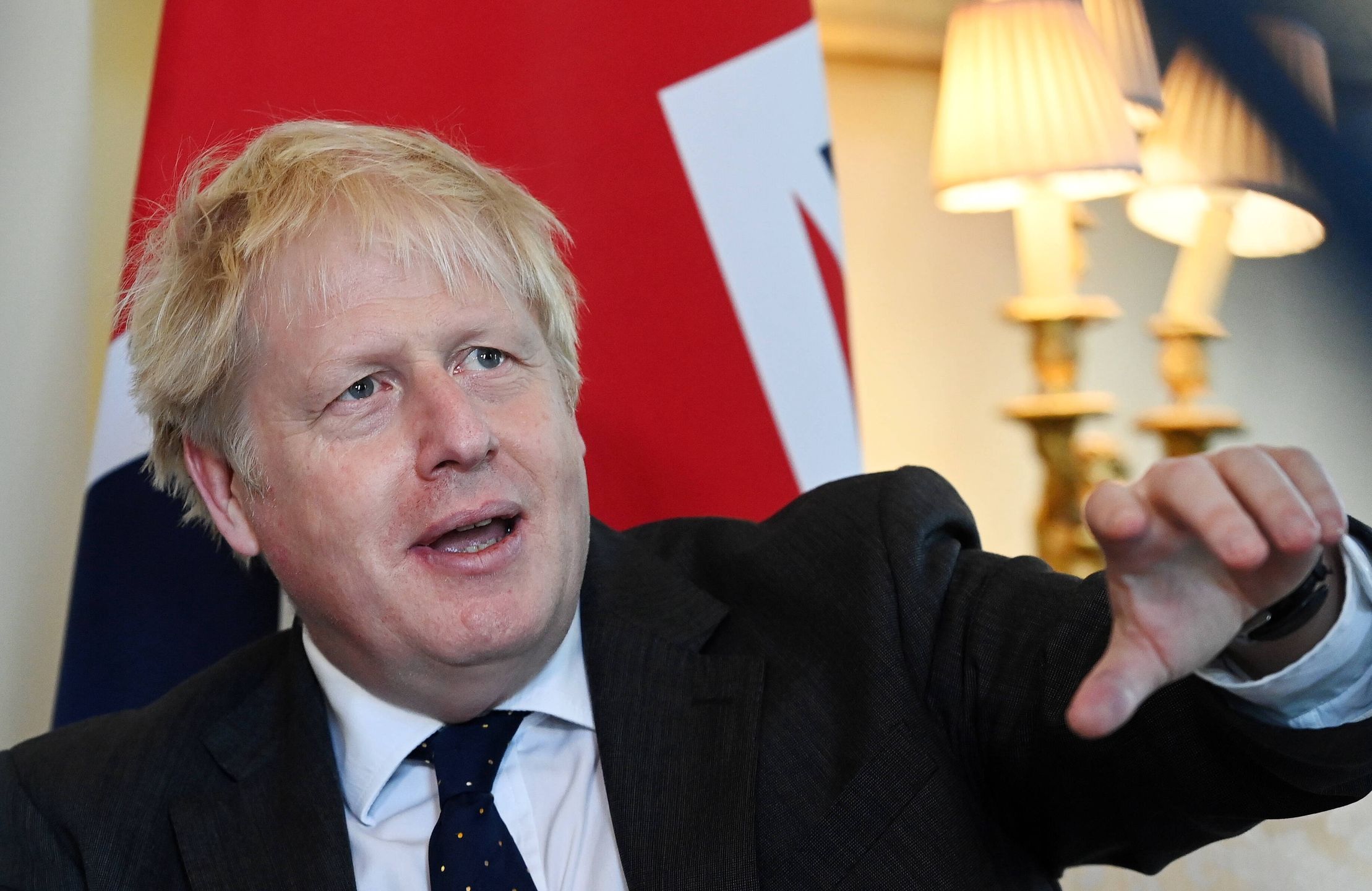 Crown Prince of Abu Dhabi Sheikh Mohammed bin Zayed Al Nahyan visits UKepa09471380 British Prime Minister Boris Johnson during a meeting with the Crown Prince of the Emirate of Abu Dhabi at 10 Downing Street in London, Britain, 16 September 2021. According to reports the UAE is signing a five year deal committed to invest in UK infrastructure, clean energy and technology worth some ten billion pounds to the UK.  EPA/ANDY RAIN Dostawca: PAP/EPA.ANDY RAIN