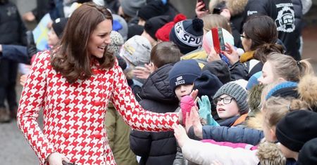 Księżna Kate w trzech ciążowych stylizacjach (ZDJĘCIA)