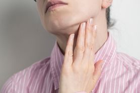 Zapalenie migdałka jednostronne – przyczyny, objawy i leczenie