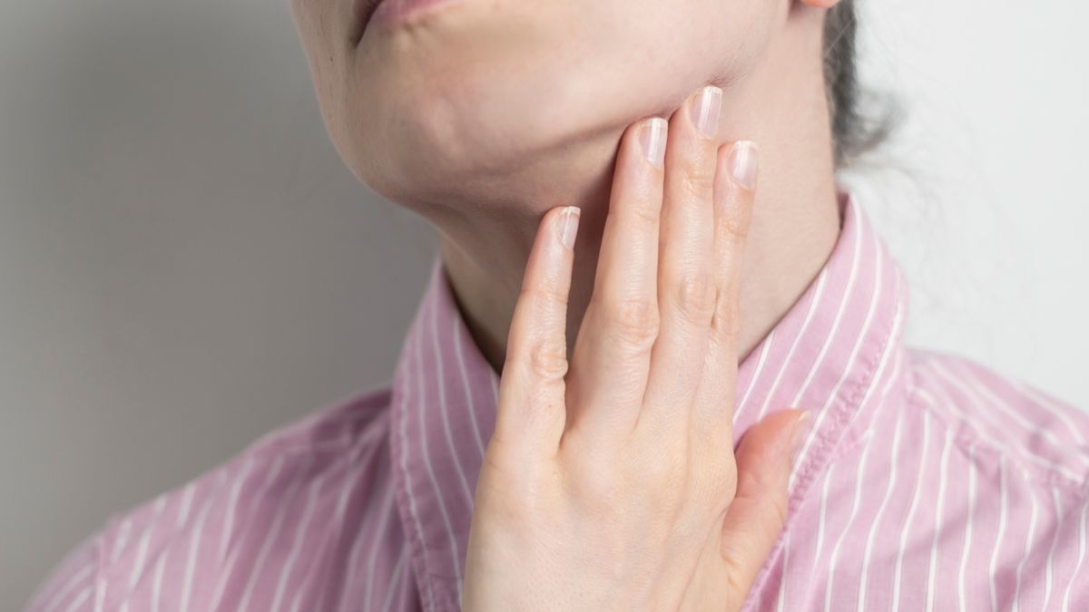 Zapalenie migdałka jednostronne może być spowodowane przez wirusy lub bakterie