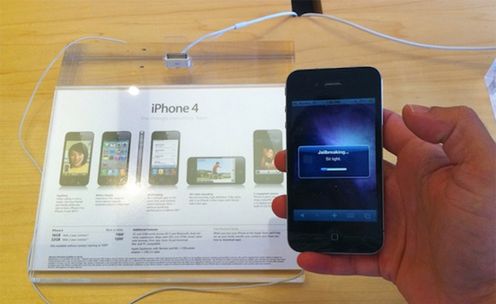 Jailbreak iPhone’a 4 w sklepie Apple’a! [aktualizacja]