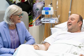 "Bohater" z Bondi Beach po skomplikowanej operacji. Prawnik zabrał głos