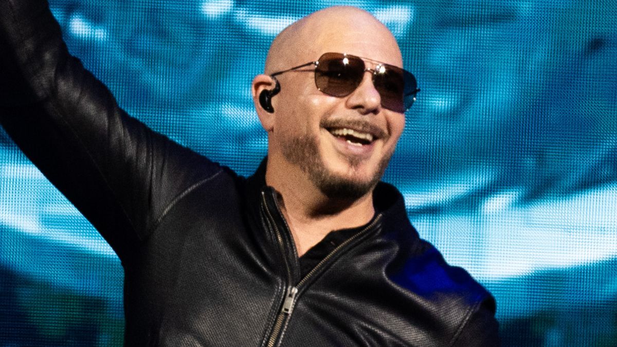 Tak wyglądał Pitbull bez łysiny i okularów. Ciężko go poznać