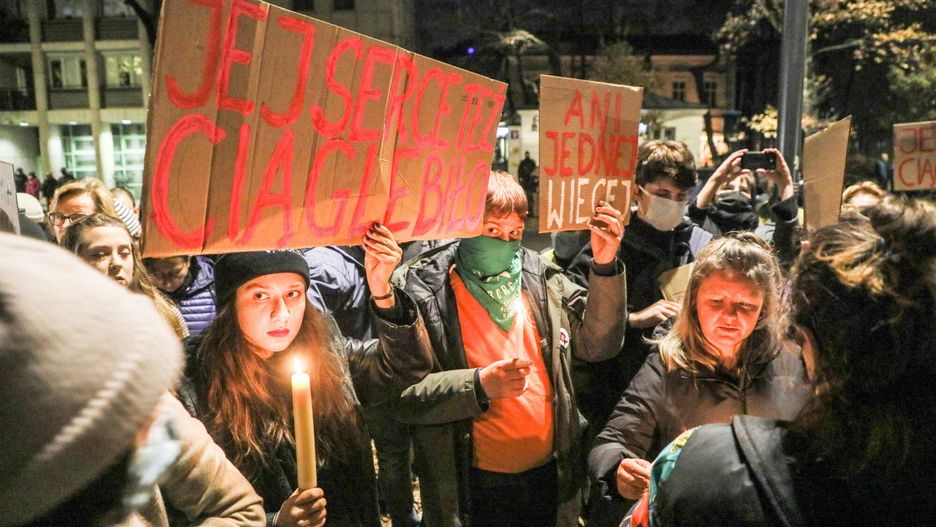 Protesty ph. Ani jednej wi?cejFot. Jakub Kaminski/East News, Warszawa, 01.11.2021. Protest przed siedziba Trybunalu Konstytucyjnego ph. "Ani jednej wiecej" w reakcji na smierc kobiety, ktorej odmowono aborcji.Jakub Kaminski