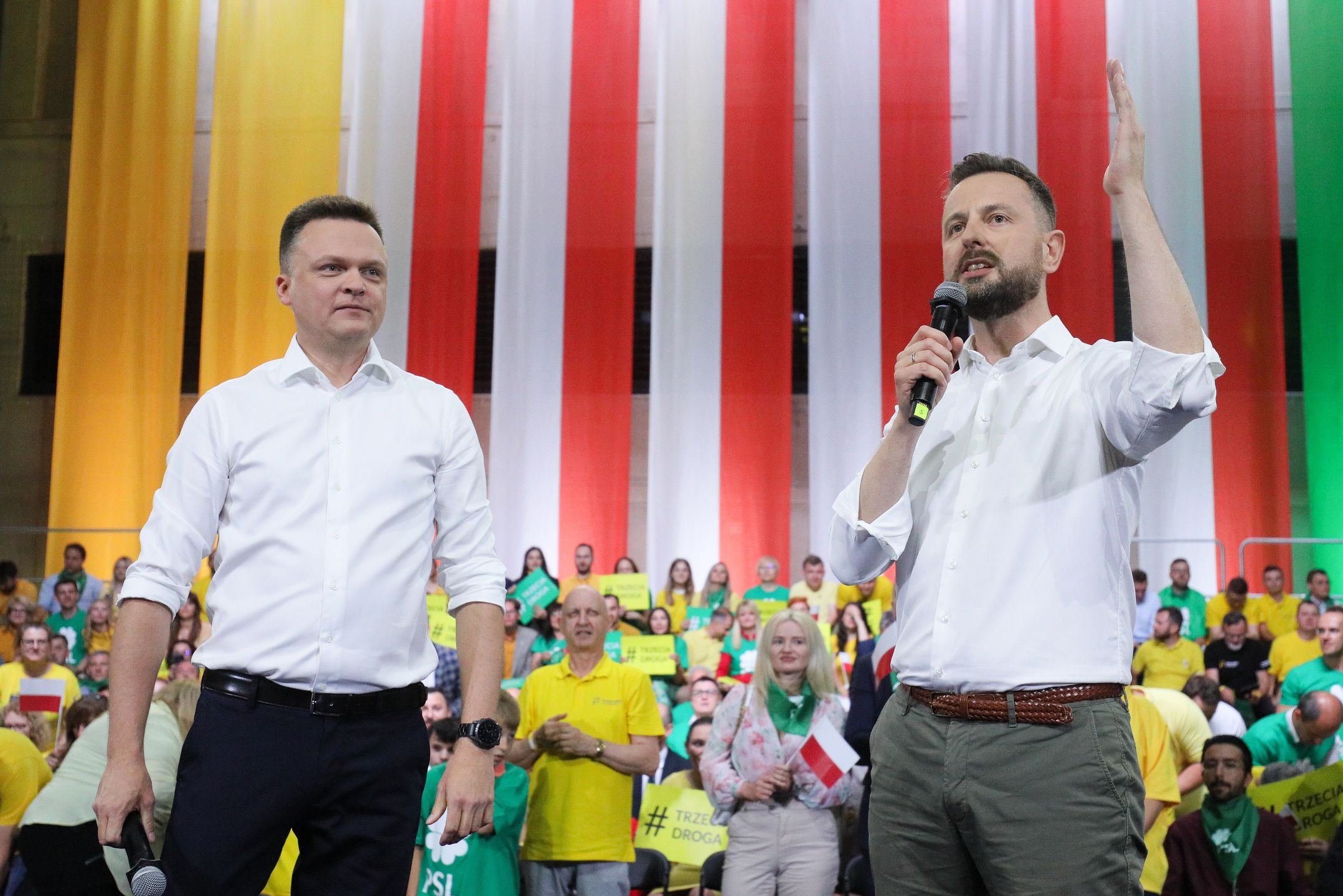 Prezes Polskiego Stronnictwa Ludowego Władysław Kosiniak-Kamysz (P) i przewodniczący partii Polska 2050 Szymon Hołownia (L) podczas konwencji politycznej pod hasłem "Trzecia Droga"