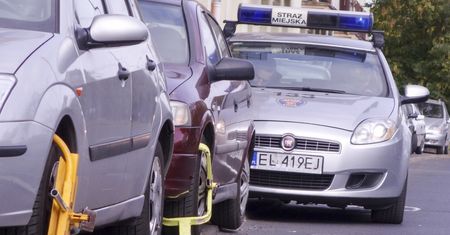 Ministerstwo nie wie, po co stosuje się blokady na koło. Zagadkę rozwiązuje Straż Miejska
