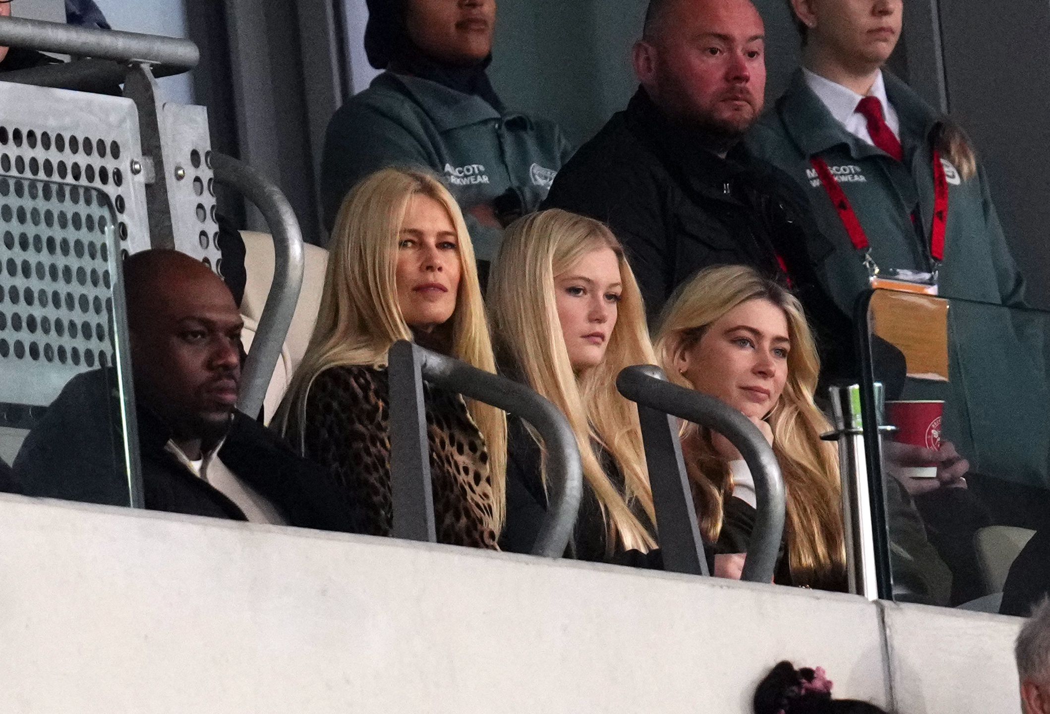 Claudia Schiffer z córkami podczas meczu 