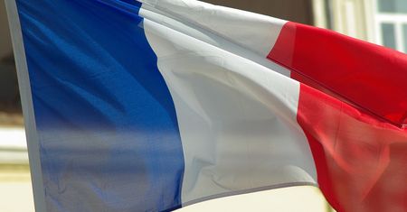 "Oko tygrysa" w Davos – dlaczego Macron nosi ciemne okulary podczas przemówienia?