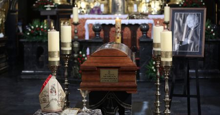 Koronawirus. Zakażenia po pogrzebie kard. Jaworskiego