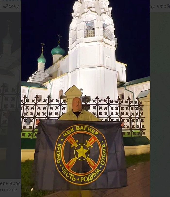 Rosja. Miasto Jarosław, weteran grupy Wagnera manifestuje po informacji o śmierci Prigożina