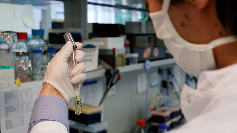 Koronawirus. Sztuczna inteligencja pomaga naukowcom w poszukiwaniu leku na COVID-19