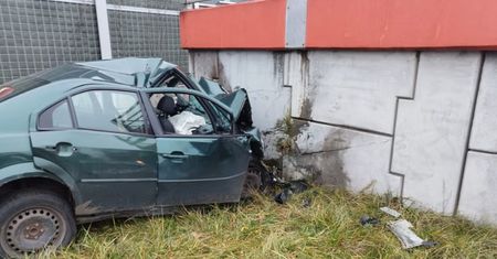 Straszna śmierć emeryta. Wbił się w podporę wiaduktu